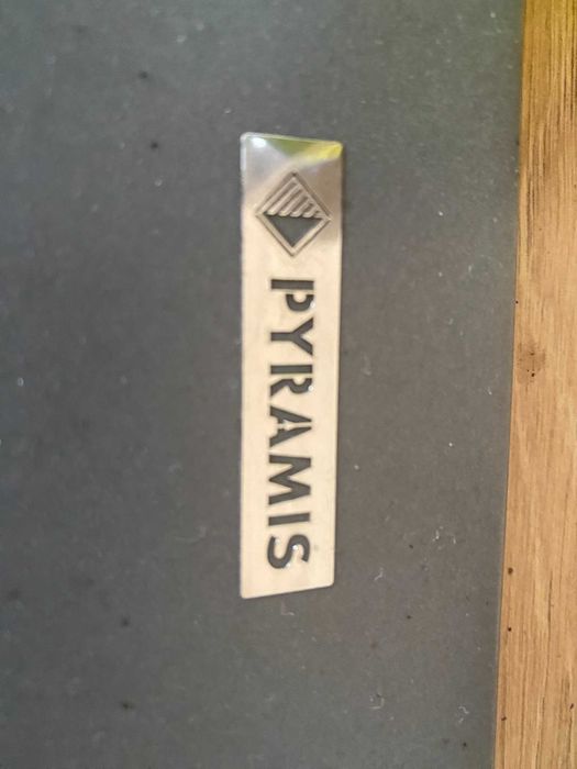 Кухня в цвят графит и натурално дърво