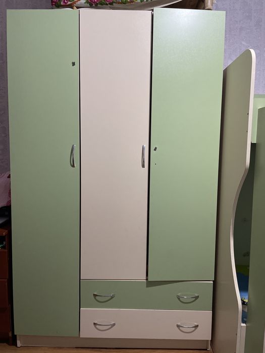 двухэтажный диван,шкаф