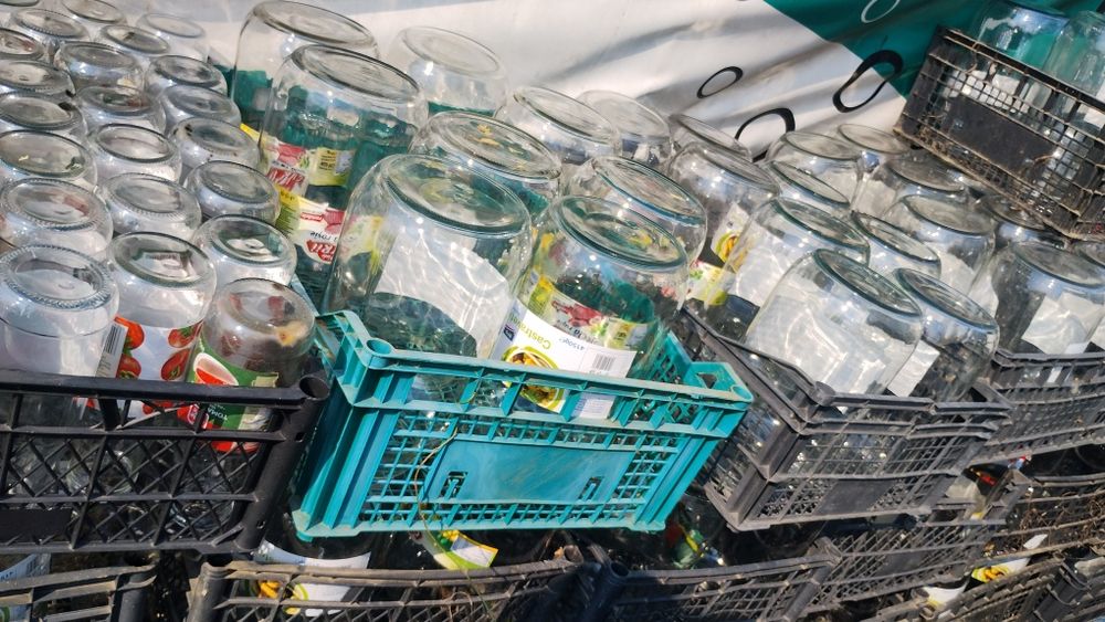 Borcane de 4.300 litri și sticle de suc de roșii