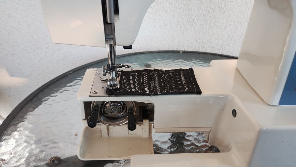 Отлично работеща шевна машина  .