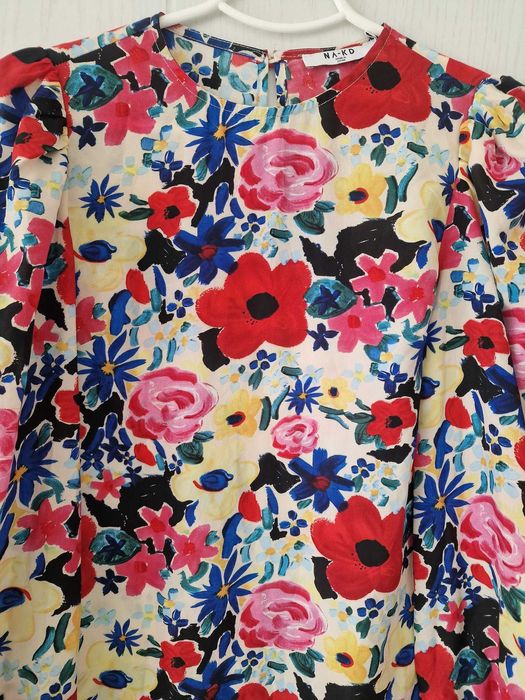 NA-KD цветна рокля с обемни ръкави