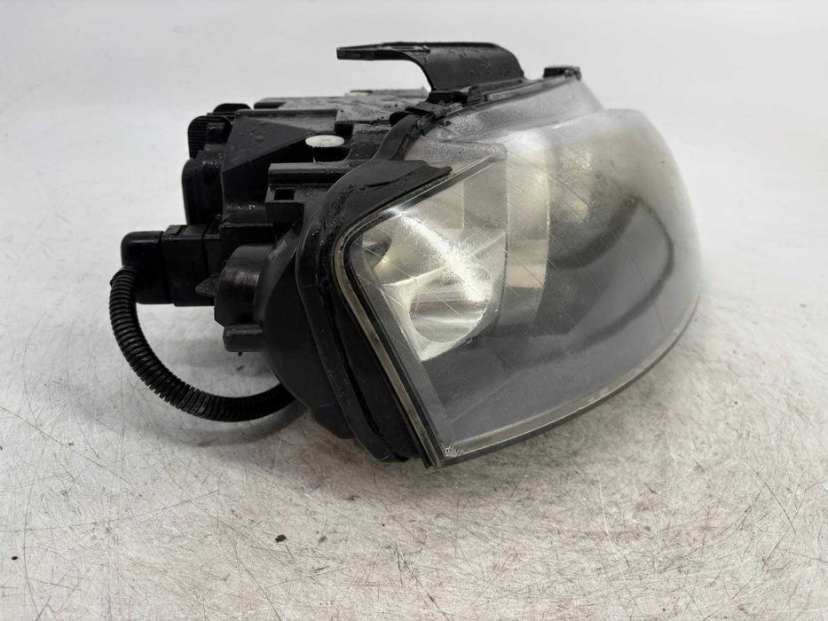 Far cu xenon stanga/dreapta Audi A3 an 2009