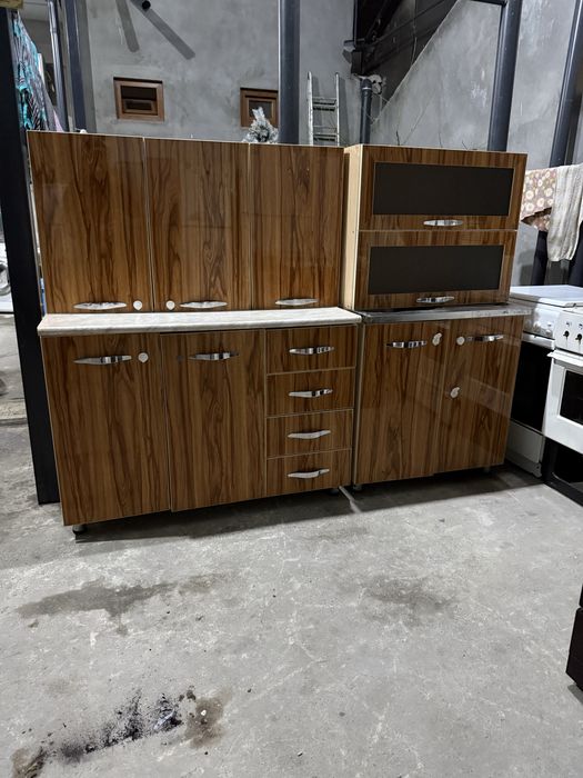 Срочно Сотилади кухонная 2 метир Ени састаянаси зур