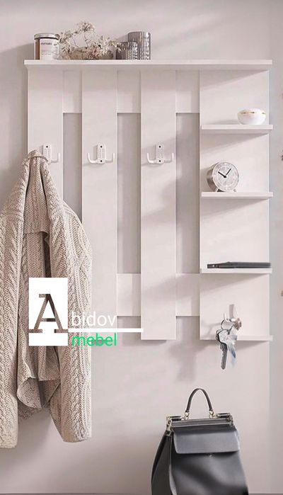 Современная настенная вешалка с полками.