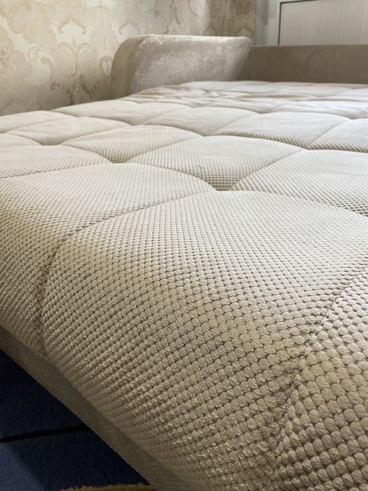 Диван с чехлом