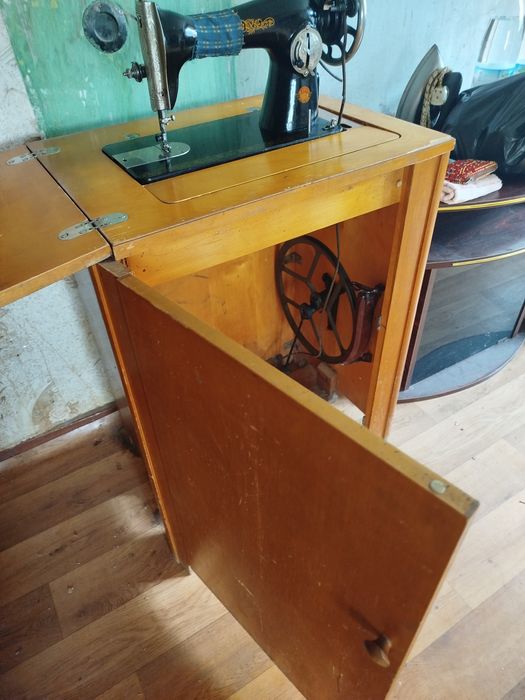 Продам ножную швейную машинку