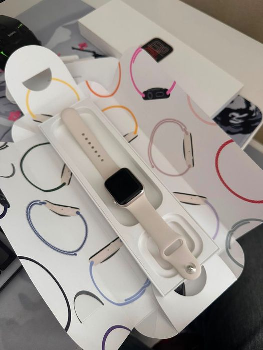 Apple Watch SE 3 40 mm в цвете Starlight