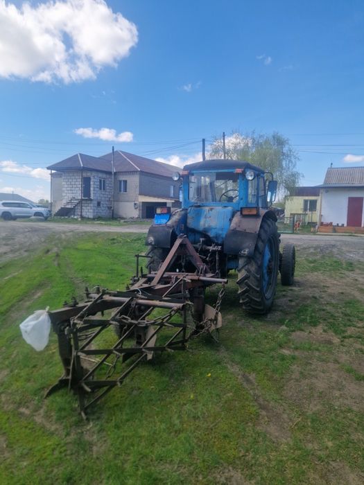 Вспашка земли Трактор мтз -52 плуг