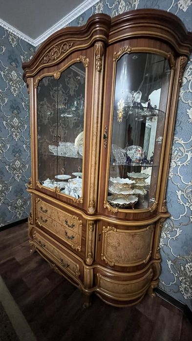 Стол и стулья+ комод+зеркало