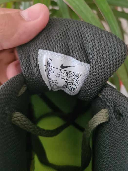 Nike Air Max 90 Medium Olive/Volt-Black. Mărimea 38,5.