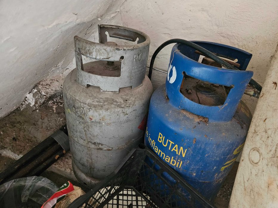 debarasare / vanzare tot din casa : masa calcat, televizor LCD, mobila veche, clima portabila, canapea extensibila etc.