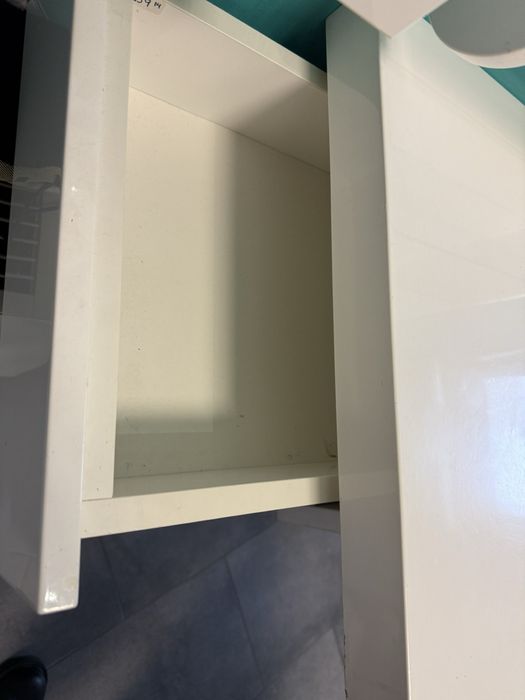 Бюро със стелаж за маникюр