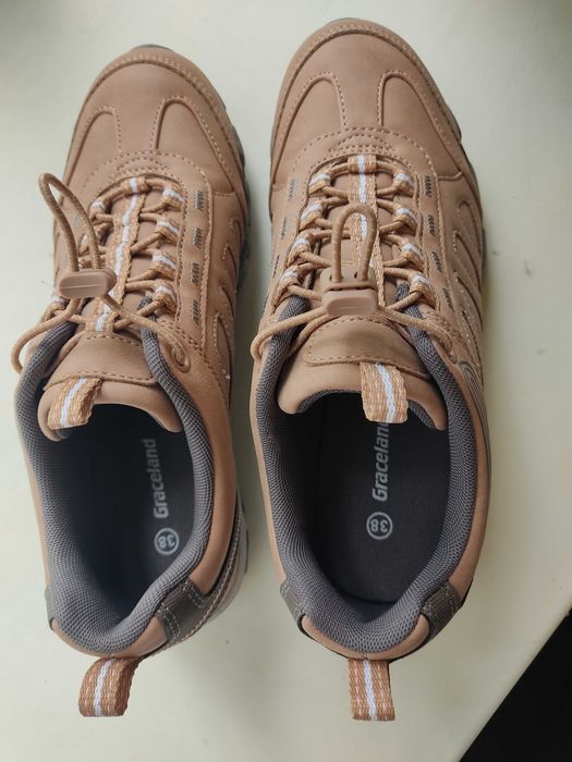 Продам кроссовки новые