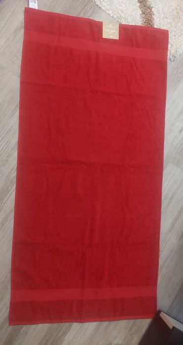 Червена хавлия за баня