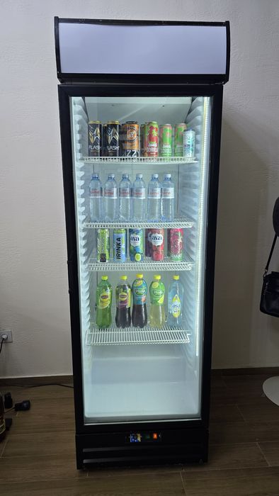 Срочно продаётся витринный холодильник напитков