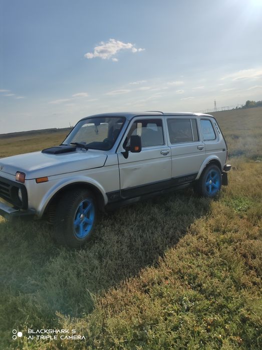 Продам ниву (5 дверная)