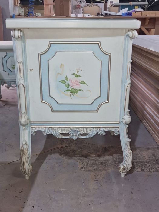 Комод, стол новый