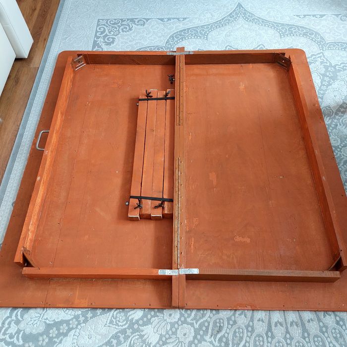 Продам стол  квадратный