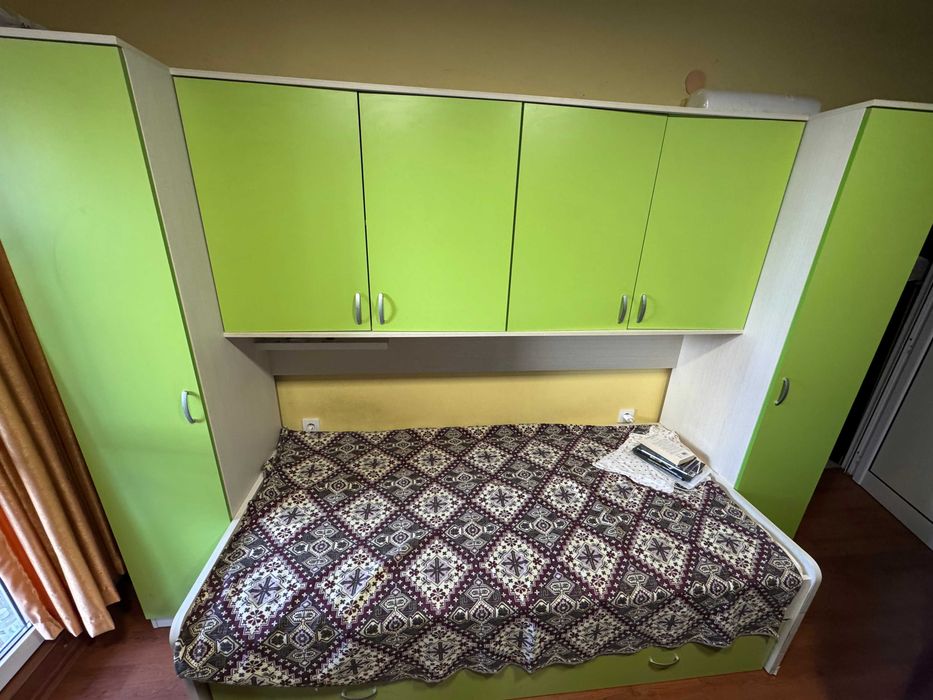 Легло с гардероб и шкафове
