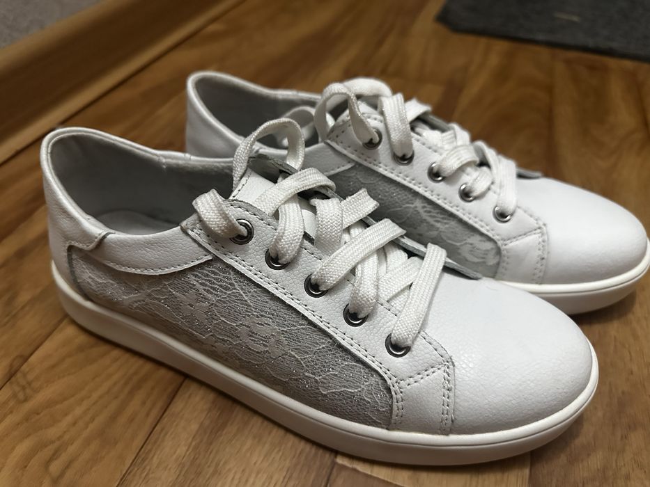 Белые Новые кроссовки 38