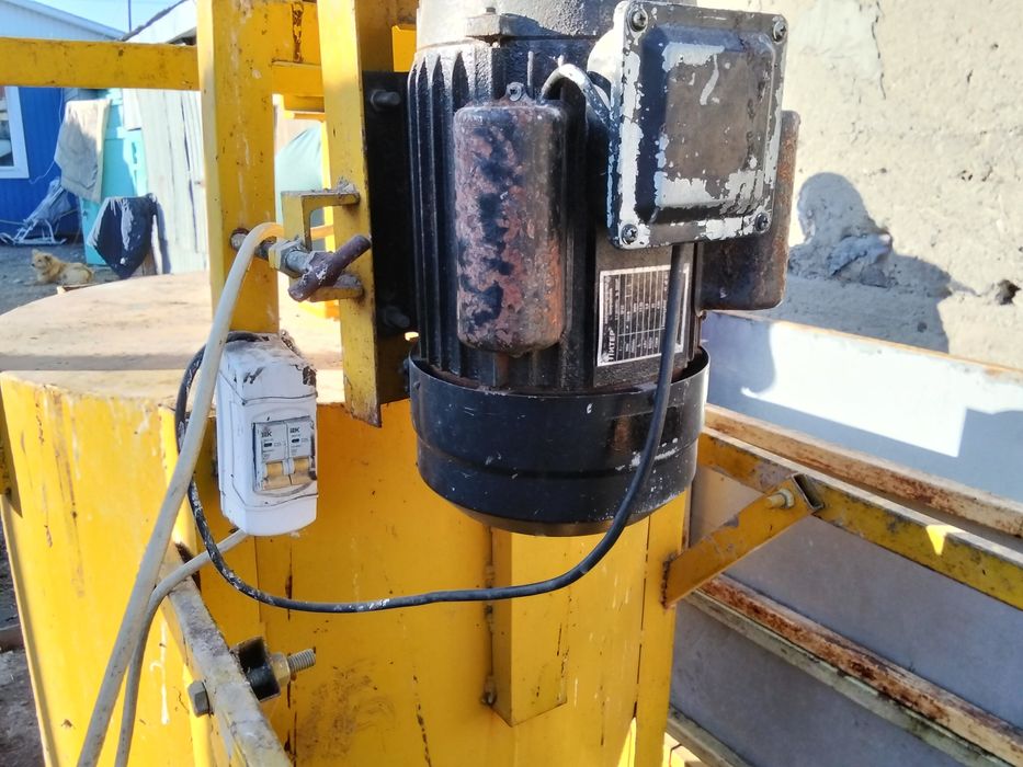 Продается газоблочный с формами  700000