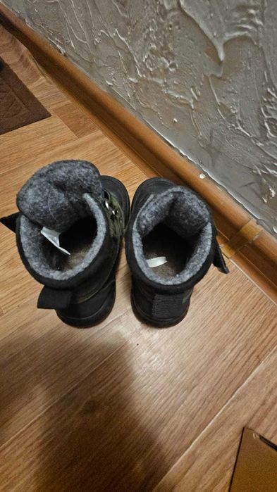 Продам детские ботинки