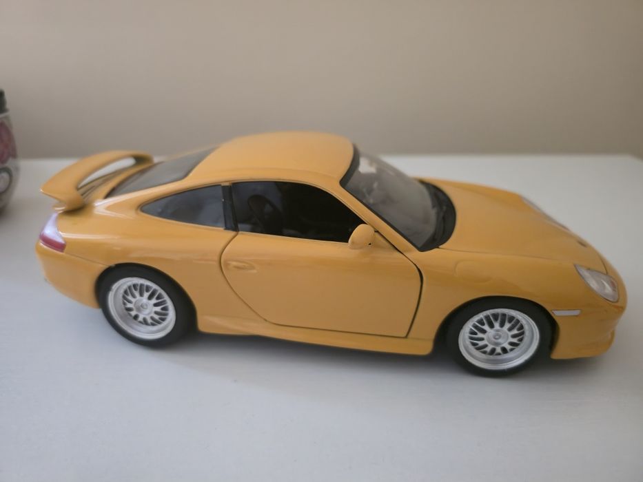 Porshe Carrera 911 burago 1:18. 30€