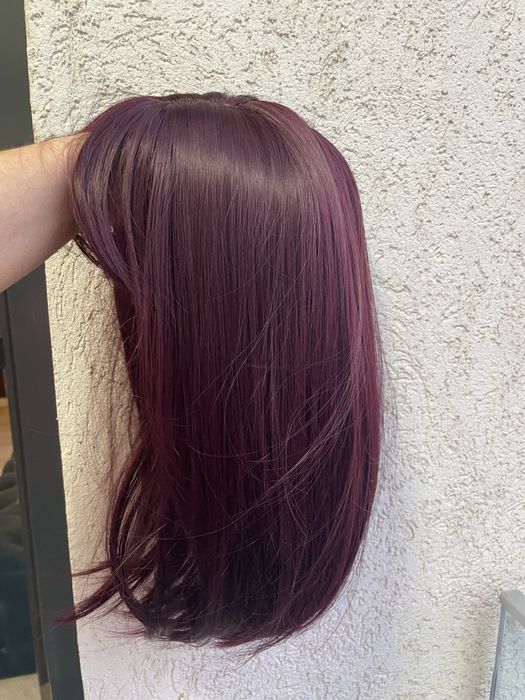 Peruca scurta , burgundy , violet inchis , cu breton