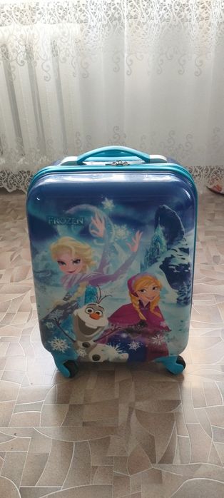 Продам чемодан детский пластиковый