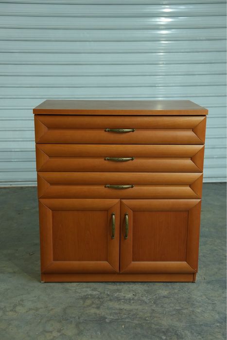 Шкаф и закачалка