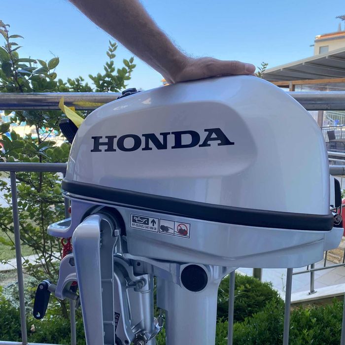 Продавам надуваема лодка AQUA MARINA с бензинов двигател Honda BF6DH