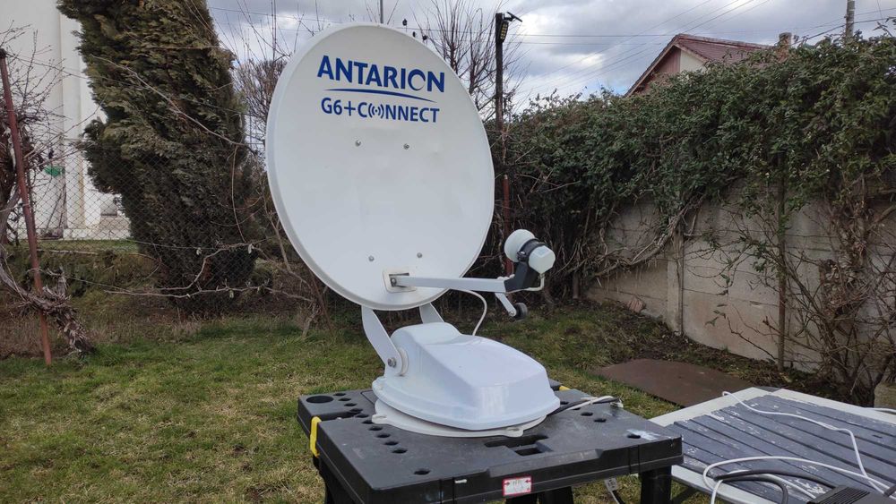 Antena satelit automata marca Antarion.