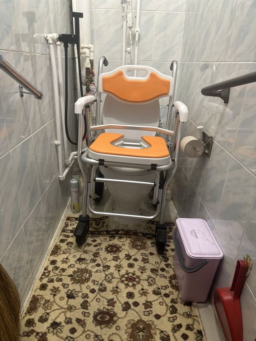 Коляска инвалидная гигиеническая