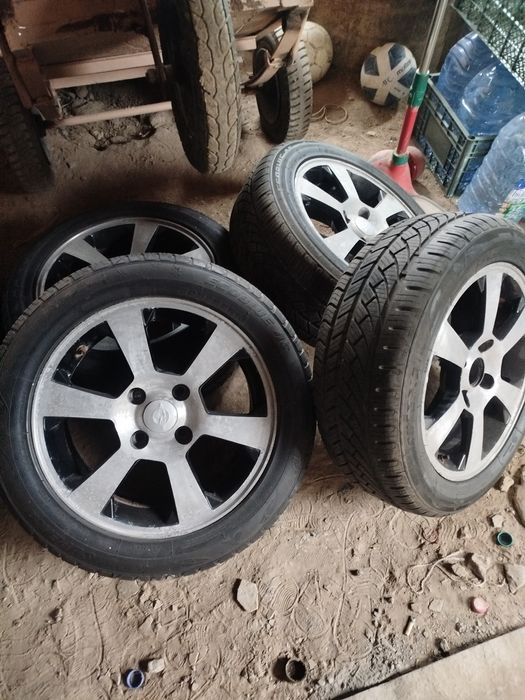 Balon diska sotiladi sparkda turgan