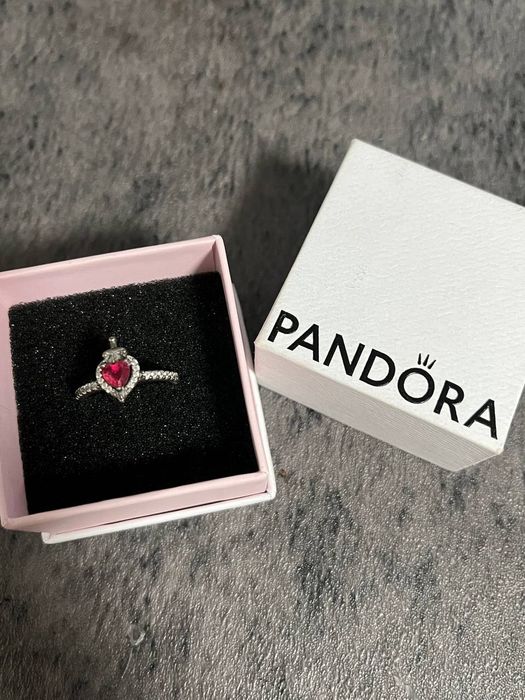 Продаю оригинальное серебряное кольцо Pandora из совместной коллекции