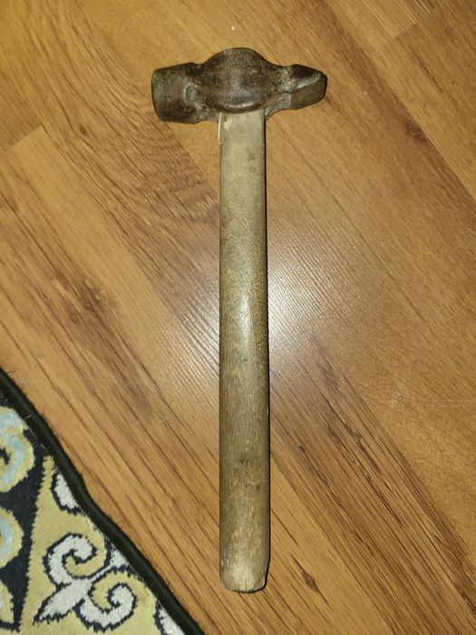 Молоток, длина 30 см.