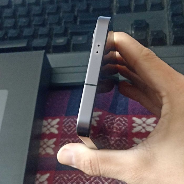 Продавам Samsung Galxaxy S24+ 256 12 RAM с лек дефект !