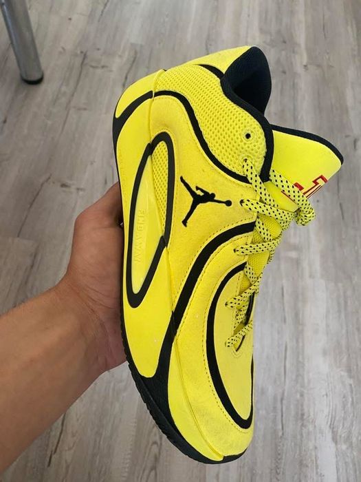 Vand Adidasi Jordan 4 Tatum BG noi pret 550 lei cu un set de sireturi noi .