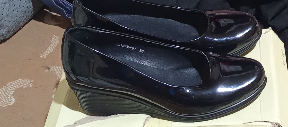 Туфли 38 размер  сатамын