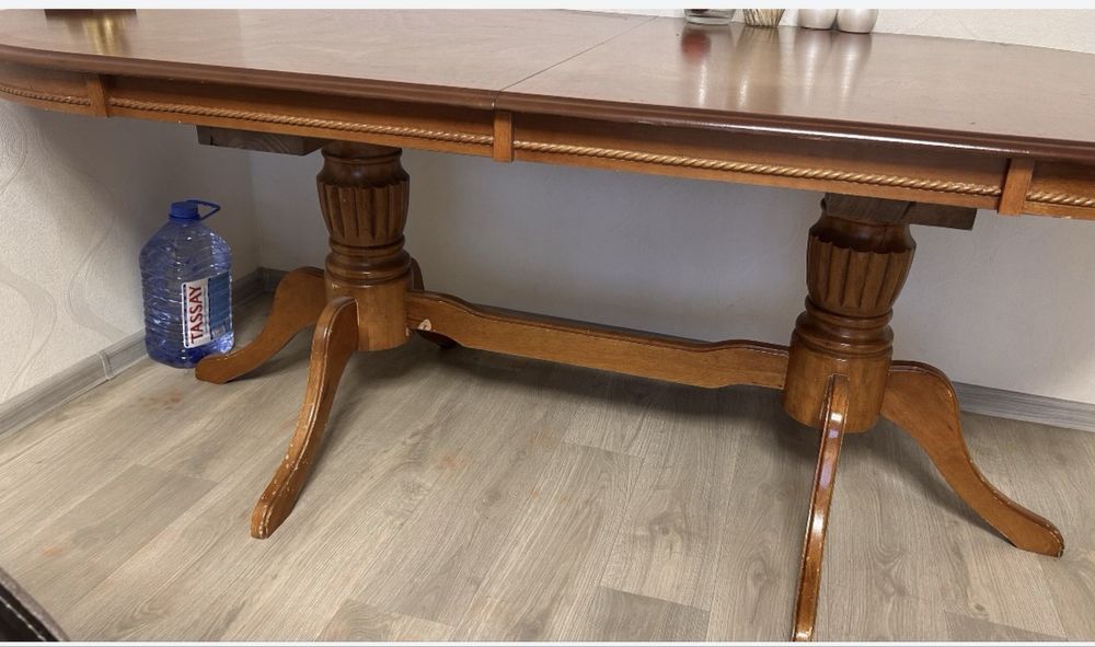 Продаю стол со стулями