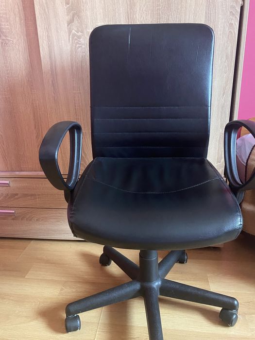 Офис стол или стол за стая