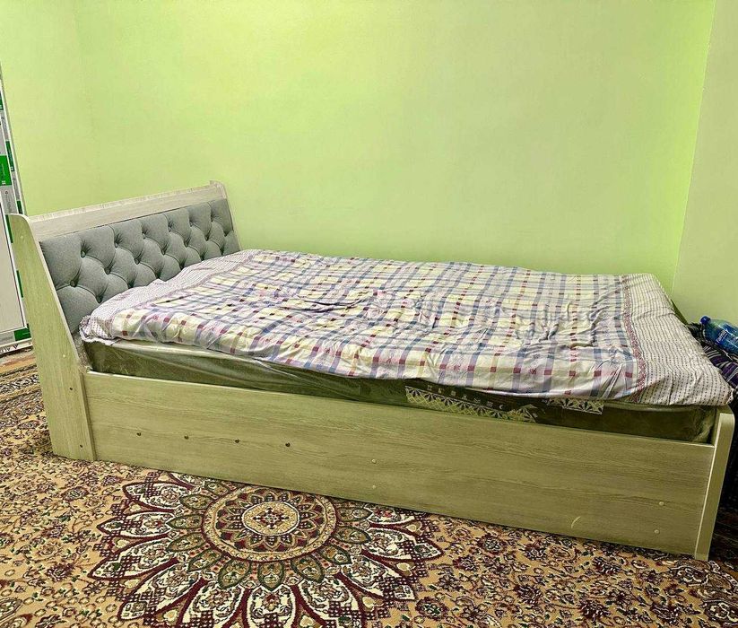продам кровать полтарашку с матрасом, б/у,