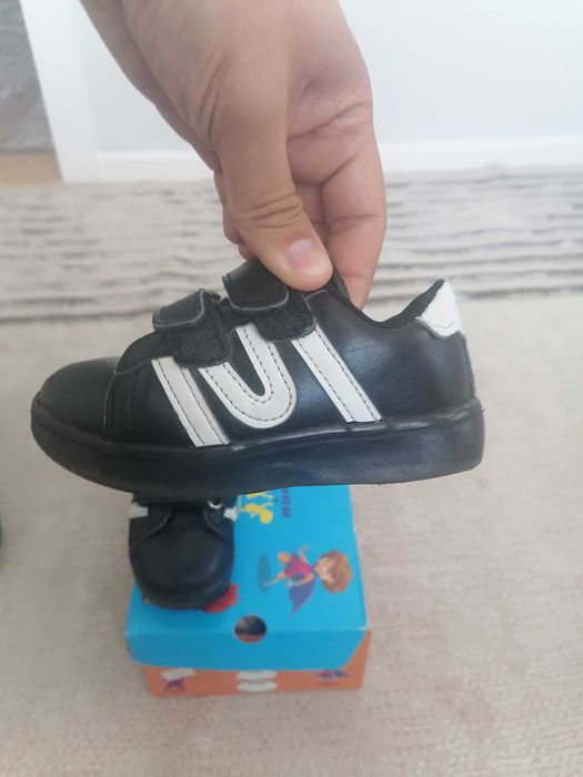 Продам детские кроссовки размер 25