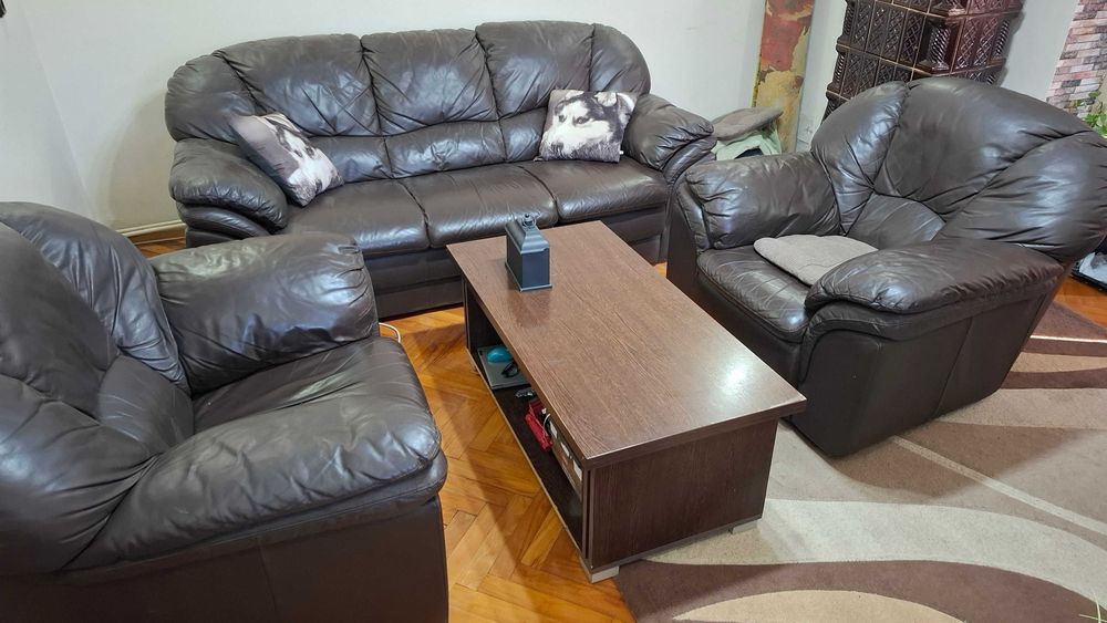 vand canapea piele maro, cu doua fotolii in stare buna ,pentru living