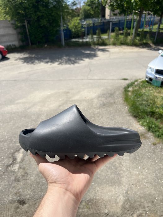 YEEZY Slides noi