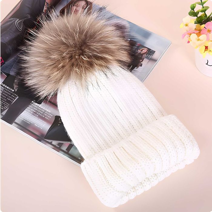 Зимна дамска шапка с естествен пух