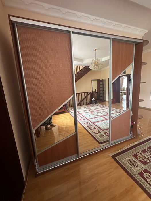 Продам большой шкаф для прихожей