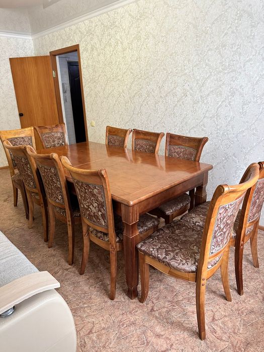 Продаётся стол и стулья и диван