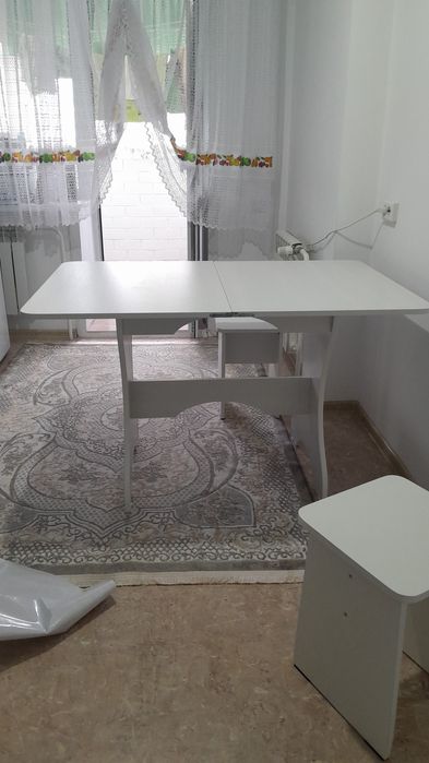 Кухонный новый стол с 4 табуретками