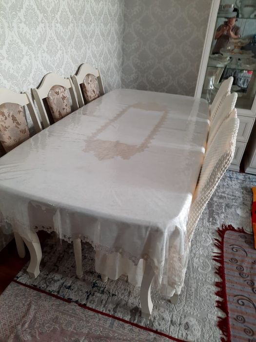 Обеденный стол для гостей